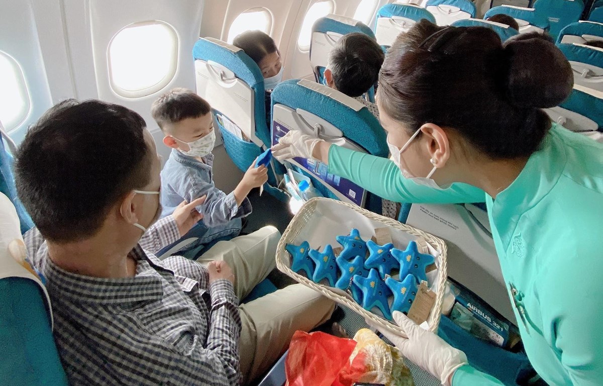 Hành khách “nhí” nhận món quà lưu niệm là chiếc móc khóa sao biển nhồi bông từ Vietnam Airlines trên chuyến bay tới Phú Quốc nhằm bảo vệ sao biển. (Ảnh: Vietnam+)